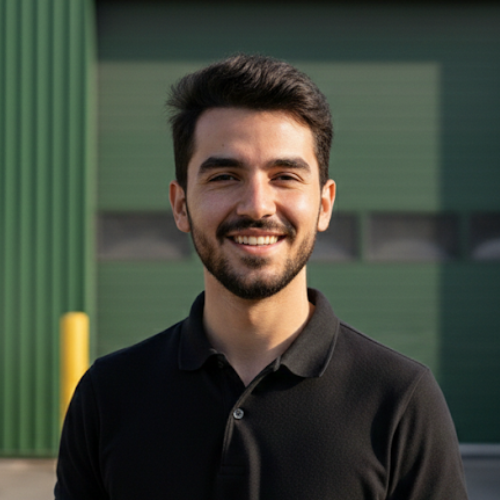 Photo de Elyas Frigoriste devant entrepot